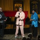 Elton John ríe con Bernie Taupin, izquierda, y la Bibliotecaria del Congreso Carla Hayden, derecha, durante el concierto del Premio Gershwin a la Canción Popular de la Biblioteca del Congreso 2024 en honor a John y Taupin en el DAR Constitution Hall el miércoles 20 de marzo de 2024, en Washington. (Foto AP/Kevin Wolf)