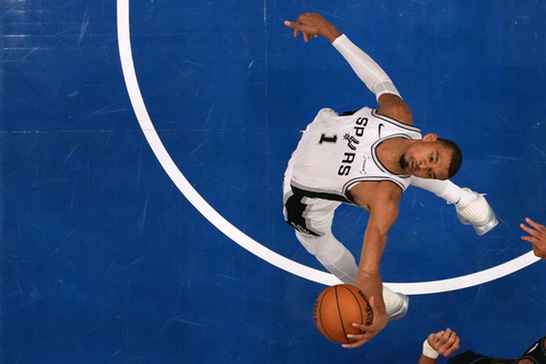 El alero de los Spurs de San Antonio Victor Wembanyama recupera un rebote en el juego 3 de las semifinales de la Conferencia Oeste ante los Timberwolves de Minnesota el viernes 8 de mayo del 2026. (AP Foto/Abbie Parr)