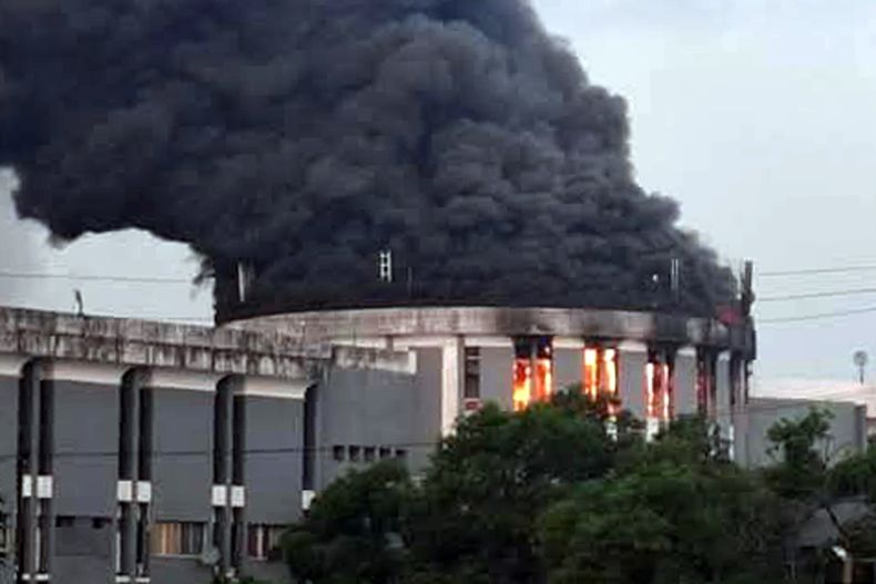 El incendio en el parlamento en Monrovia, Liberia, el 18 de diciembre del 2024. (AP Photo/Anthony Williams)