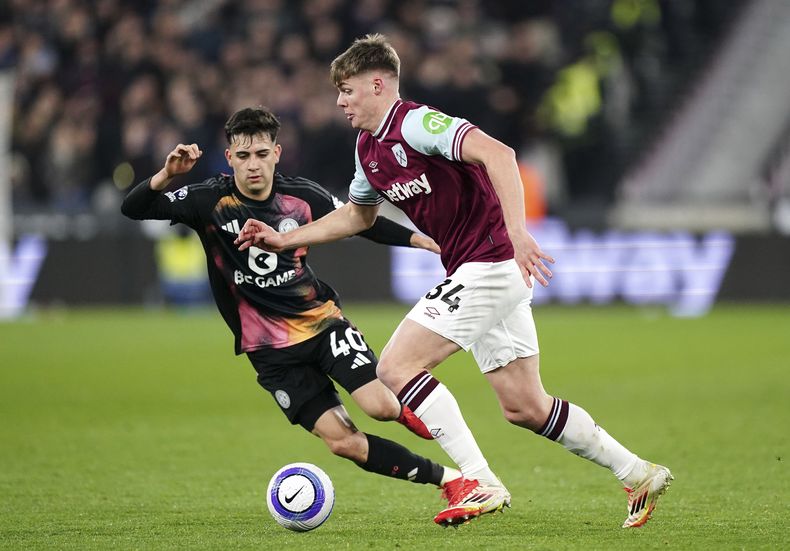 Evan Ferguson del West Ham en acción con el balón fre tena Facundo Bounanotte del Leicester en el encuentro de la Liga Premier el jueves 27 de febrero del 2025. (Zac Goodwin/PA via AP)