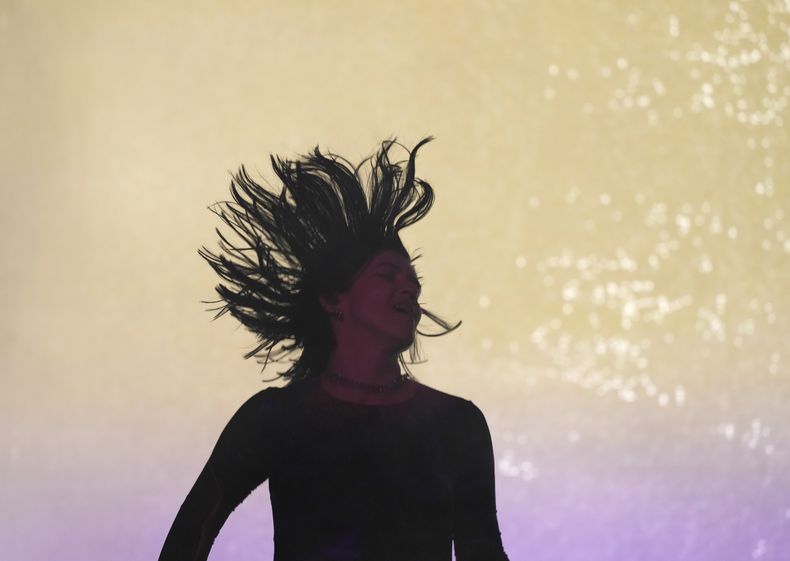 La música británica Romy Madley Croft durante su presentación en el festival AXE Ceremonia en el parque Bicentenario en la Ciudad de México el sábado 23 de marzo de 2024. (Foto AP/Marco Ugarte)