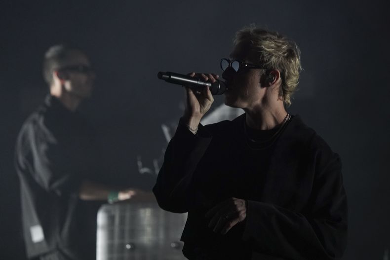 Tyrone Lindqvist de la banda australiana Rufus Du Sol durante su presentación en la 25ª edición del festival de música Vive Latino en la Ciudad de México, el domingo 16 de marzo de 2025. (Foto AP/Aurea Del Rosario)