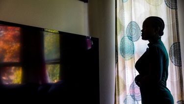 ARCHIVO – Una refugiada congoleña, demandante en una querella federal por la medida tomada por el gobierno del presidente Donald Trump para cerrar el programa de refugiados, posa en su casa en Boise, Idaho, el 23 de junio de 2025. (AP Foto/Kyle Green, Archivo)