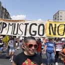 Manifestantes protestan contra el despliegue de agentes federales y soldados de la Guardia Nacional ordenado por el presidente Donald Trump, el sábado 6 de septiembre de 2025, en Washington. (AP Foto/Jose Luis Magana)