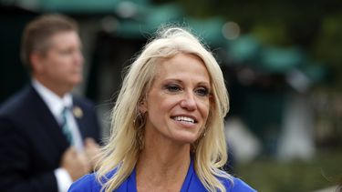 Agencia: Asesora de Trump violó norma sobre campañas