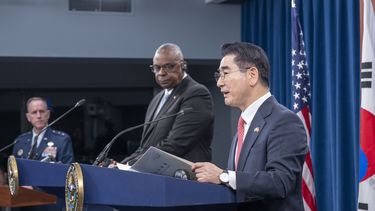 El secretario de Defensa estadounidense Lloyd Austin, al centro, escucha mientras el ministro de Defensa surcoreano Kim Yong Hyun, derecha, habla durante una conferencia de prensa en el Pentágono, el miércoles 30 de octubre de 2024, en Washington. A la izquierda se encuentra el mayor general Pat Ryder, secretario de Prensa del Pentágono. (AP Foto/Kevin Wolf)