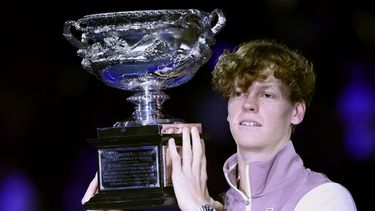 ARCHIVO - Foto del 28 de enero del 2024, el italiano Jannik Sinner sostiene el trofeo tras ganar el Abierto de Australia al superar a Daniil Medvedev en la final. El viernes 14 de junio del 2024, la Federación de Tenis de Italia confirma que Sinner participará en el torneo individual y de dobles olímpico. (AP Foto/Asanka Brendon Ratnayake, Archivo)