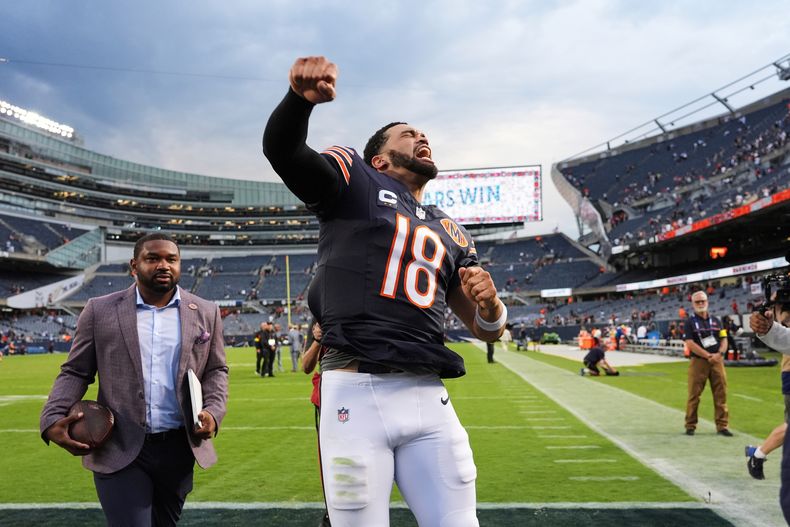 El quarterback de los Bears de Chicago Caleb Williams celebra al salir del campo tras el encuentro ante los Cowboys de Dallas en el Soldier Field el domingo 21 de septiembre del 2025. (AP Foto/Nam Y. Huh)