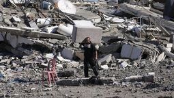 Palestinos visitan sus casas, destruidas en bombardeos israelíes sobre Al-Zahra, a las afueras de la Ciudad de Gaza, el 30 de noviembre de 2023, durante la tregua temporal entre Hamás e Israel. (AP Foto/Adel Hana)