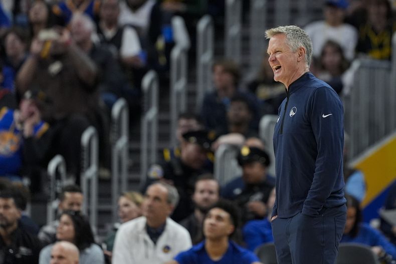 Steve Kerr, entrenador de los Warriors de Golden State, reacciona durante el partido ante los Hornets de Charlotte, el viernes 23 de febrero de 2024 (AP Foto/Godofredo A. Vásquez)