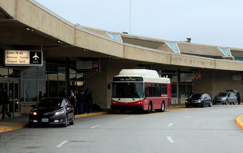 ARCHIVO - Un autobús recoge pasajeros para llevarlos a otras terminales del Aeropuerto Internacional de Kansas City, Misuri, 1 de noviembre de 2017. (Foto AP/Orlin Wagner, Archivo)