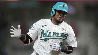 ARCHIVO - El venezolano Luis Arráez, de los Marlins de Miami, recorre las bases luego de conectar un jonrón en el duelo del viernes 15 de septiembre de 2023 ante los Bravos de Atlanta.(AP Foto/Lynne Sladky, archivo)