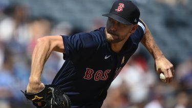El lanzador abridor de los Medias Rojas de Boston Chris Sale realiza un lanzamiento ante un bateador de los Reales de Kansas City durante el primer episodio del juego en Kansas City, Missouri, el domingo 3 de septiembre de 2023. (AP Foto/Reed Hoffmann)