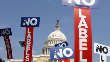 ARCHIVO - Gente del partido No Laberls (Sin Rótulos) realiza un acto frente al Congreso, Washington, 18 de julio de 2011. Más de 15.000 personas en Arizona se han registrado para afiliarse a un partido político nuevo con una posible “fórmula de unidad” contra Joe Biden y Donald Trump. (AP Foto/Jacquelyn Martin, File)