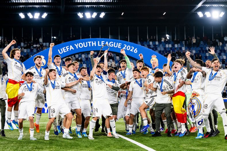 Los jugadores del Real Madrid tras la victoria ante Club Brujas para coronarse campeones de la Youth League de la UEFA, el lunes 20 de abril de 2026, en Lausana, Suiza. (Jean-Christophe Bott/Keystone vía AP)