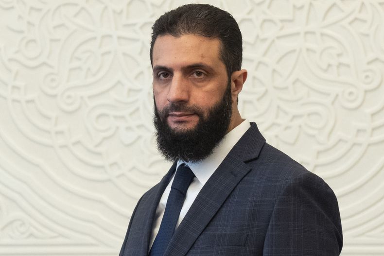 Ahmad al-Sharaa, antes conocido como Abu Mohammed al-Golani, el líder de facto de Siria, en Damasco, el 28 de diciembre del 2024. . (AP foto/Mosaab Elshamy)
