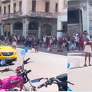 Protesta en La Habana por falta de agua: madres con sus hijos se enfrenta a la policía en plena calle