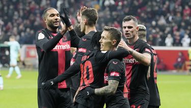 Bayer Leverkusen celebra el gol de Patrik Schick ante Paderborn en los octavos de final de la Copa de Alemania, el miércoles 6 de diciembre de 2023. (AP Foto/Martin Meissner)
