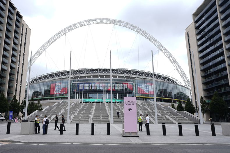 La policía patrulla el estadio de Wembley en Londres, el miércoles 14 de agosto de 2024, antes de una serie de conciertos de Taylor Swift que comenzarán el jueves. (Foto AP/Alastair Grant)