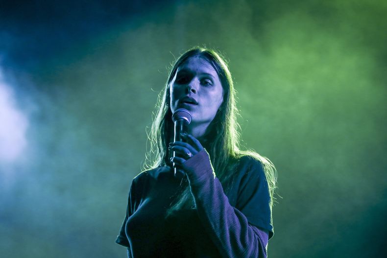 La cantautora Ethel Cain actúa durante el festival de música All Things Go el domingo 29 de septiembre de 2024 en el estadio Forest Hills en Forest Hills, Nueva York. (Foto Andy Kropa/Invision/AP)