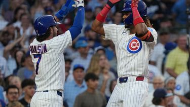 Kevin Alcántara, derecha, de los Cachorros de Chicago, es felicitado por Dansby Swanson después de batear un cuadrangular de dos carreras en el juego de béisbol de Grandes Ligas contra los Dodgers de Los Ángeles durante la segunda entrada, el lunes 3 de agosto de 2026, en Chicago. (AP Foto/David Banks)
