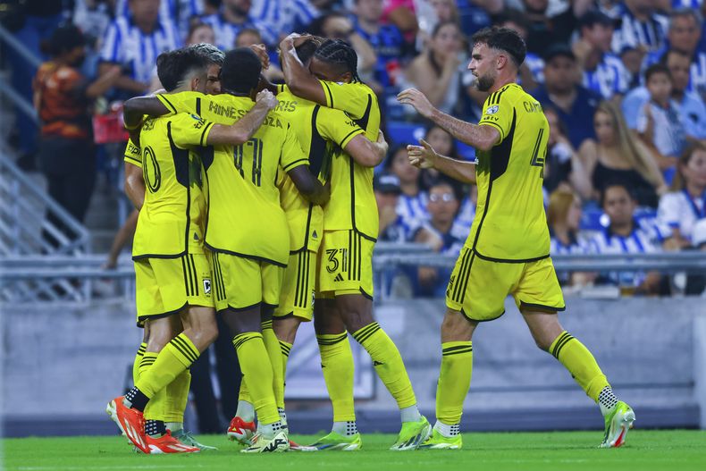 Los jugadores del Crew de Columbus felicitan a Aidan Morris tras su gol ante Monterrey en la vuelta de las semifinales de la Copa de Campeones de la CONCACAF, el miércoles 1 de mayo de 2024 (AP Foto/Alberto López)