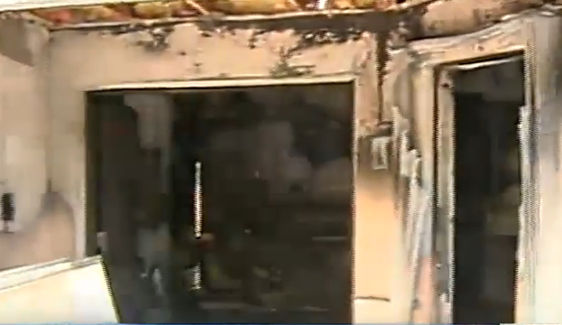 Un incendio ocurrido anoche en el Doral ha dejado literalmente a una familia en la calle.