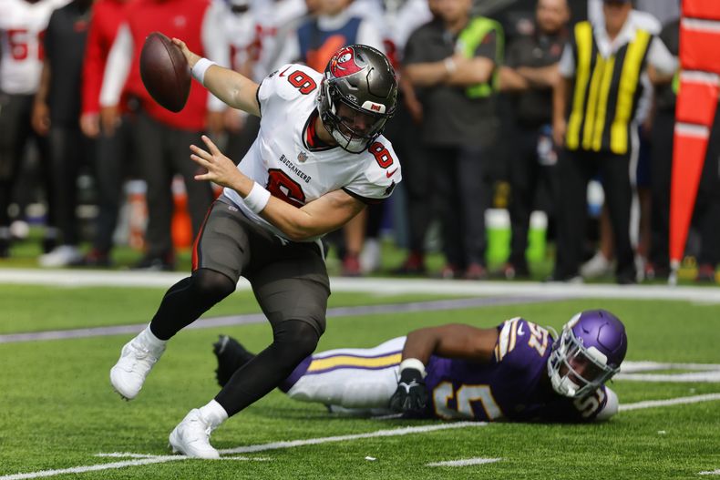 El quarterback Baker Mayfield (6) de los Buccaners de Tampa Bay elude a Benton Whitley de los Vikings de Minnesota, el domingo 10 de septiembre de 2023, en Minneapolis. (AP Foto/Bruce Kluckhohn)