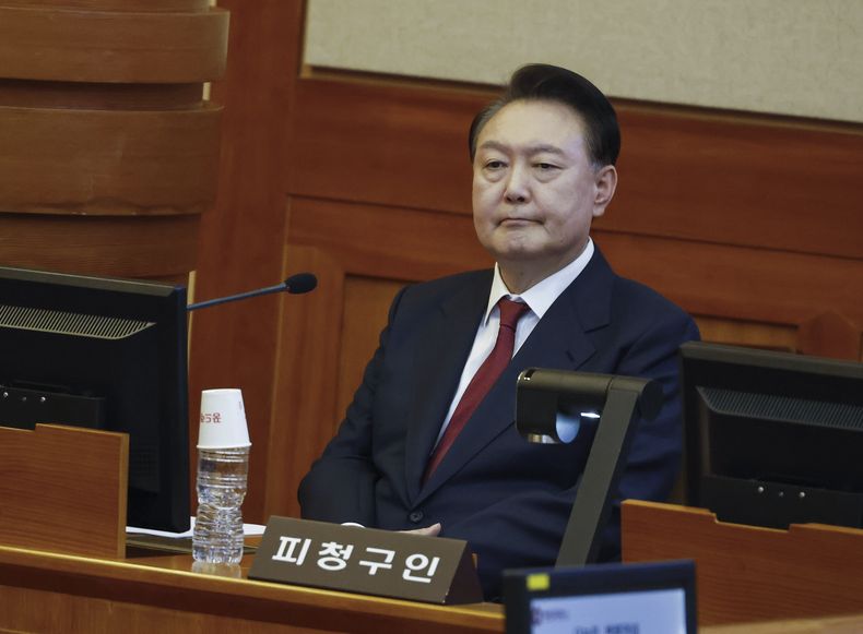 ARCIVO - El presidente impugnado de Corea del Sur, Yoon Suk Yeol, asiste a la cuarta vista de su juicio político por su breve imposición de la ley marcial en la Corte Constitucional en Seúl, Corea del Sur, el 23 de enero de 2025. (Jeon Heon Kyun/Pool Foto via AP, Archivo)