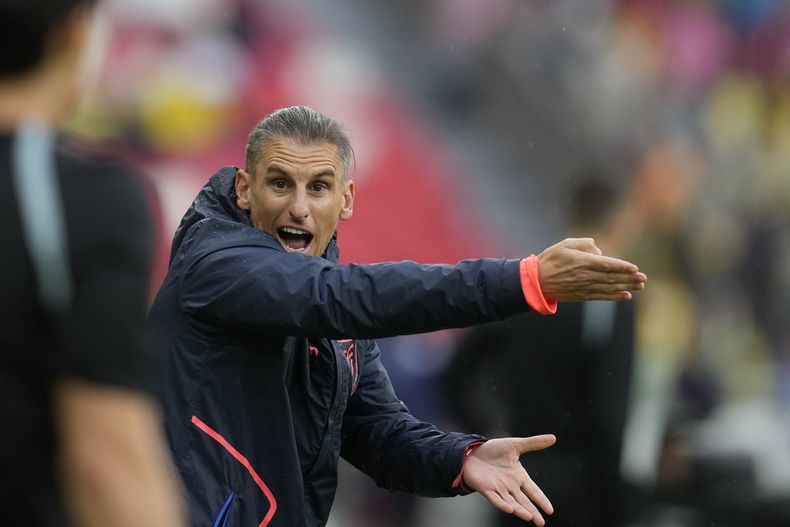 El técnico de Ecuador, Sebatián Beccacece, discute ante el árbitro durante el partido de la eliminatoria mundialista contra Paraguay, en Quito, el jueves 10 de octubre de 2024 (AP Foto/Dolores Ochoa)