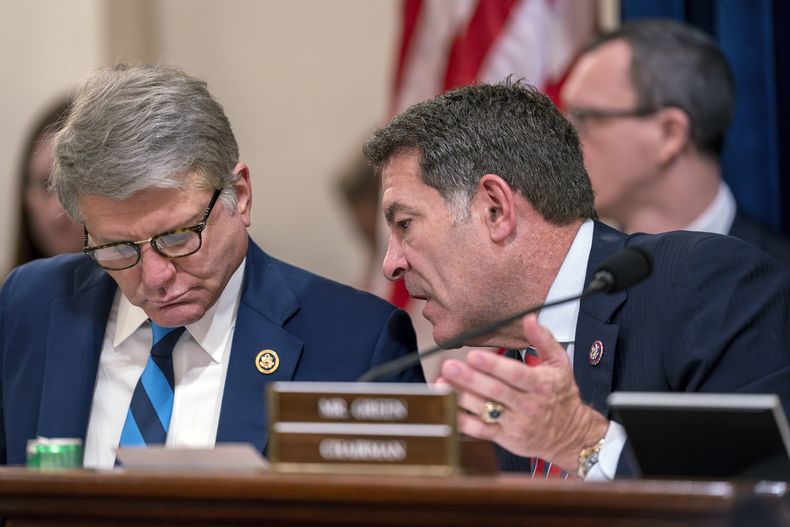 El presidente de la Comisión de Seguridad Nacional de la Cámara de Representantes de Estados Unidos, Mark Green, republicano de Tennessee, a la derecha, habla con el republicano de Texas Michael McCaul, durante una sesión para aprobar un juicio político al secretario de Interior, Alejandro Mayorkas, por la crisis en la frontera entre Estados Unidos y México en el Capitolio, en Washington, el martes 30 de enero de 2024. (AP Foto/J. Scott Applewhite)
