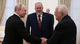 El presidente ruso Vladímir Putin, a la izquierda, saluda a Ricardo Cabrisas Ruiz, vicepresidente del Consejo de Ministros de Cuba, a la derecha, y al primer ministro de Cuba, Manuel Marrero Cruz, antes de sus conversaciones en el Kremlin en Moscú, Rusia, el miércoles 14 de junio de 2023. (Mikhail Metzel, Sputnik, Kremlin Pool Foto vía AP)