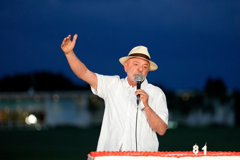 El presidente brasileño, Luiz Inácio Lula da Silva, se dirige a sus seguidores durante la celebración de su 81er cumpleaños frente a la residencia presidencial oficial, el Palacio de Alvorada, en Brasilia, Brasil, el martes 27 de octubre de 2026. (AP Foto/Eraldo Peres)
