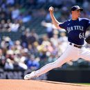 George Kirby, abridor de los Marineros de Seattle, lanza frente a los Mellizos de Minnesota, el jueves 20 de julio de 2023 (AP Foto/Lindsey Wasson)