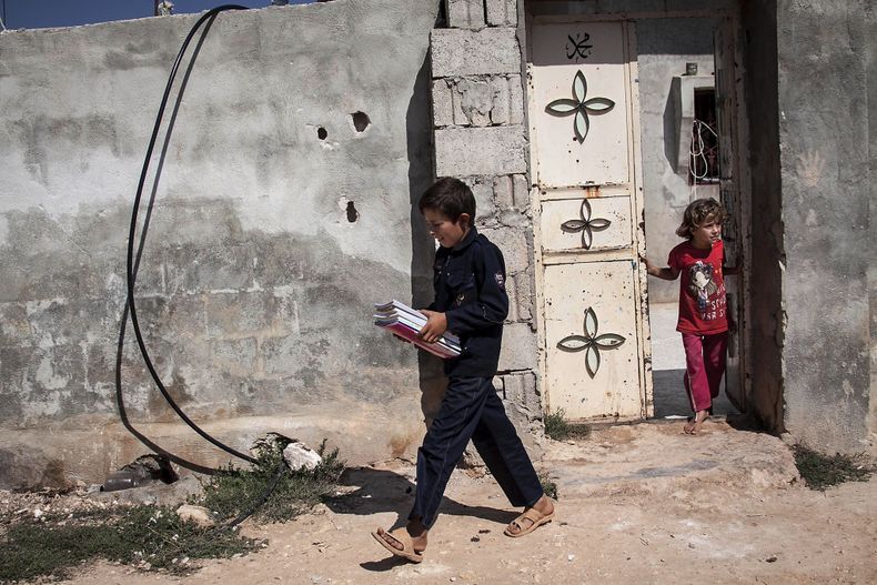 Abdo al-Fikri camina a la escuela desde su casa en la villa de Madaya, en la provincia de Idlib, Siria, el domingo 29 de septiembre de 2013. (Foto AP)