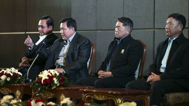 americateve | El comandante supremo de las fuerzas armadas de Tailandia, general Thanasak Patimaprakorn (segundo por la izquierda) junto con tres altos fociales, habla durante una conferencia de prensa tras reunirse con el l&iacute;der de los manifestantes que piden la