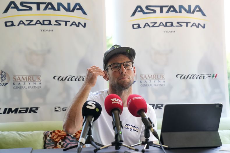 Mark Cavendish durante una rueda de prensa en Coccaglio, localidad del norte de Italia, el lunes 22 de mayo de 2023. (AP Foto/Antonio Calanni)