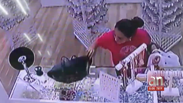 captada en camara mujer robando billetera en el mall de las americas