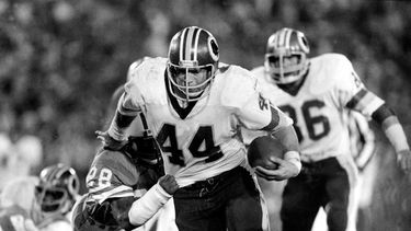 ARCHIVO - Foto del 30 de enero del 1983, el corredor de los Redskins de Washington John Riggins evita una tacleada de Don McNeal de los Dolphins de Miami en el Super Bowl XVII. (AP Foto, Archivo)