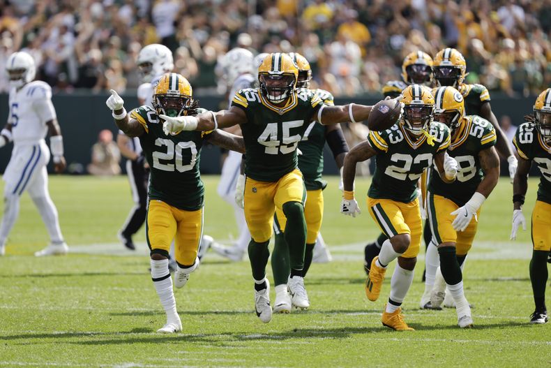 Eric Wilson (45) linebacker de los Packers de Green Bay, celebra después de interceptar un pase durante la segunda mitad del juego de la NFL en contra de los Colts de Indianápolis, el domingo 15 de septiembre de 2024, en Green Bay, Wisconsin. (AP Foto/Mike Roemer)