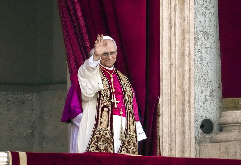 El recién elegido papa León XIV, anteriormente cardenal Robert Francis Prevost, en la logia central de la Basílica de San Pedro, en el Vaticano, poco después de su elección como el 267mo pontífice de la Iglesia católica romana, el jueves 8 de mayo de 2025. (AP Foto/Domenico Stinellis)