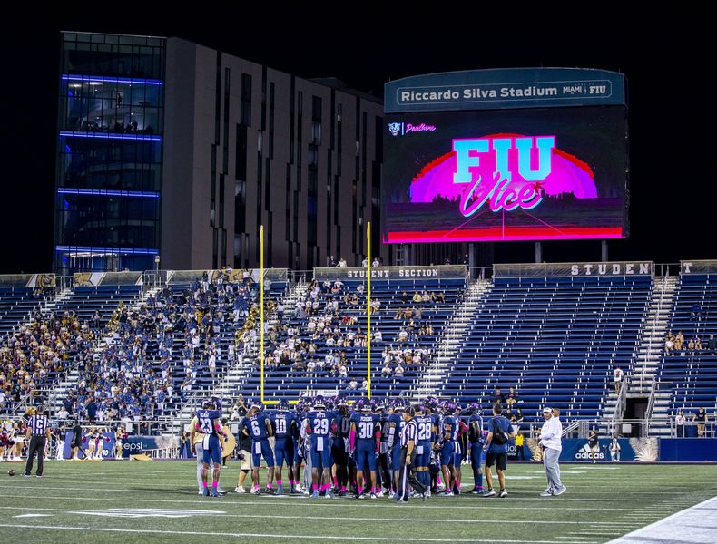 ARCHIVO - El equipo de fútbol de la Universidad Internacional de Florida se reúne para tomar un tiempo muerto durante un partido de fútbol de la Conferencia de la NCAA de EE. UU. contra Texas San Antonio en el estadio Riccardo Silva de Miami, el jueves 14 de octubre de 2022. (Daniel A. Varela/Miami Herald via AP, archivo)