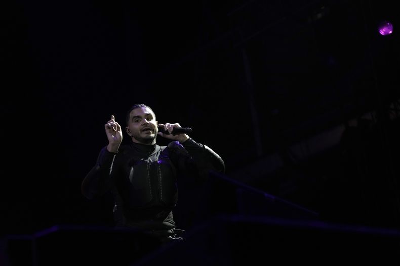 El músico urbano puertorriqueño Álvaro Díaz durante su presentación en el festival AXE Ceremonia en el parque Bicentenario en la Ciudad de México el sábado 23 de marzo de 2024. (Foto AP/Marco Ugarte)