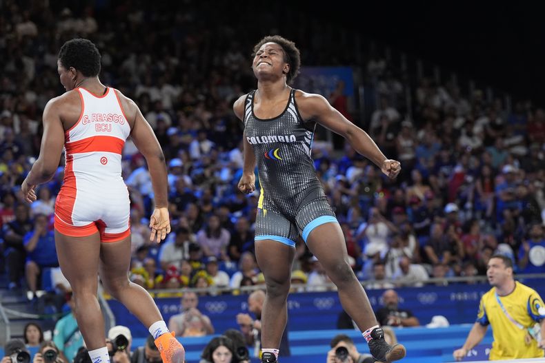 La colombiana Tatiana Rentería celebra tras vencer a la ecuatoriana Génesis Reasco en el combate por la medalla de bronce de la categoría de 76 kilogramos de la lucha libre en los Juegos Olímpicos de París, el domingo 11 de agosto de 2024. (AP Foto/Eugene Hoshiko)