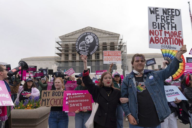 Activistas por el derecho al aborto y manifestantes antiabortistas se concentran ante la Corte Suprema en Washington, miércoles 2 de abril de 2025. (AP foto/Jose Luis Magana)