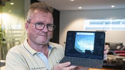 Arthur Loibl, uno de los primeros clientes de la empresa de sumergibles Oceangate, sostiene una foto del Titanic en Straubing, Alemania, el miércoles 21 de junio de 2023. Mientras continúa la operación internacional de búsqueda de un sumergible que desapareció cuando se dirigía a los restos del Titanic, un hombre que fue uno de los primeros clientes de la compañía del vehículo describe la inmersión que hizo en el lugar hace dos años como una “operación kamikaze”. (Armin Weigel/dpa via AP)
