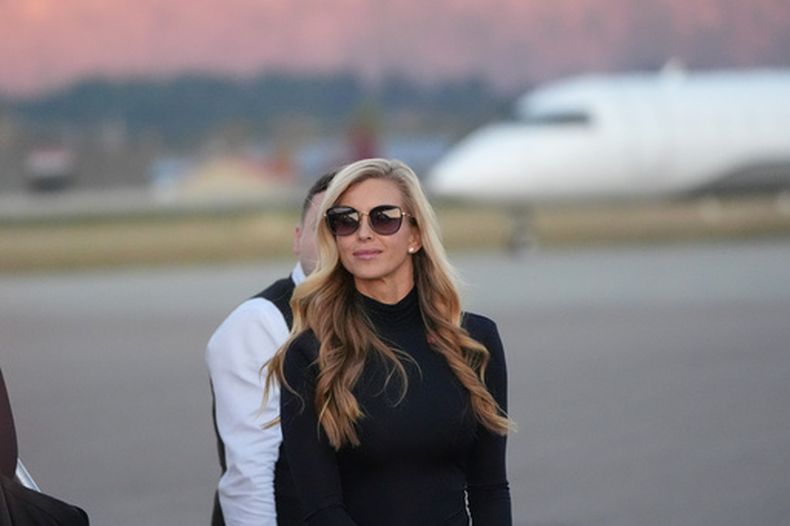 La secretaria de prensa de la Casa Blanca Katie Zacharia llega al Aeropuerto Internacional Glacier Park en in Kalispell, Montana, el 14 de octubre del 2026 (AP foto/Alex Brandon)