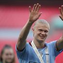 Erling Haaland, del Manchester City, saluda a los fanáticos mientras celebra haber ganado el título de la FA Cup al superar en la final al Manchester United en el estadio Wembley, en Londres, el sábado 3 de junio de 2023. Manchester City ganó 2-1. (AP Foto/Dave Thompson)