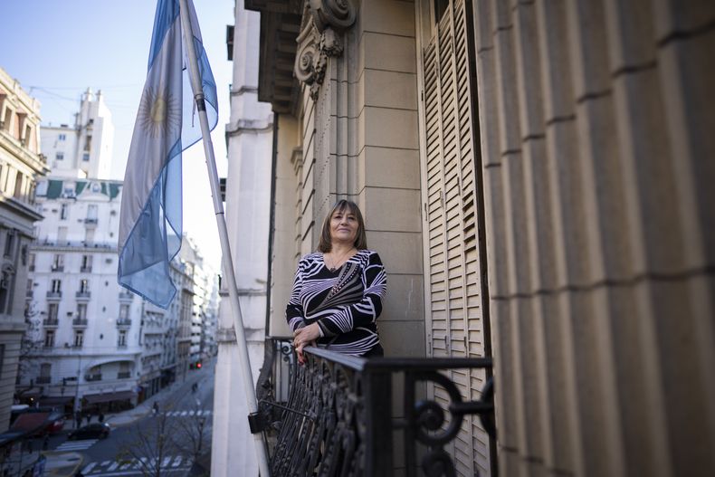 Cecilia De Vincenti, hija de Azucena Villaflor, fundadora de las Madres de Plazas de Mayo --asesinada durante la dictadura militar-- posa en Buenos Aires, el jueves 15 de junio de 2023. (AP Foto/Victor R. Caivano)