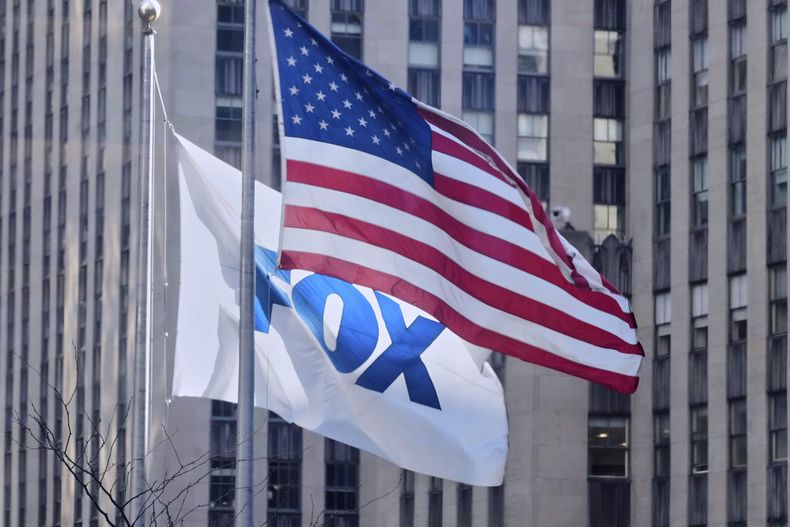 ARCHIVO – La bandera estadounidense y la de FOX ondean fuera de las oficinas de Fox en Nueva York, el 9 de abril de 2025. (AP Foto/Richard Drew, Archivo)